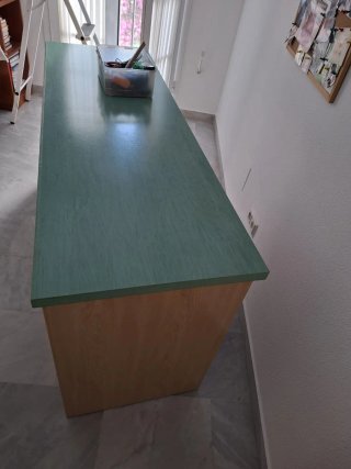 Escritorio de madera robusto con superficie verde