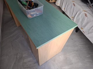 Escritorio de madera robusto con superficie verde