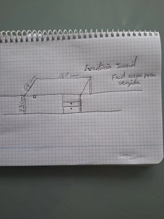 Escritorio de madera robusto con superficie verde