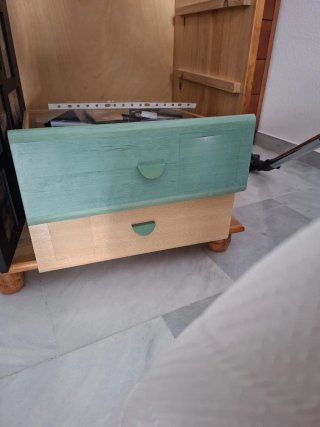 Escritorio de madera robusto con superficie verde