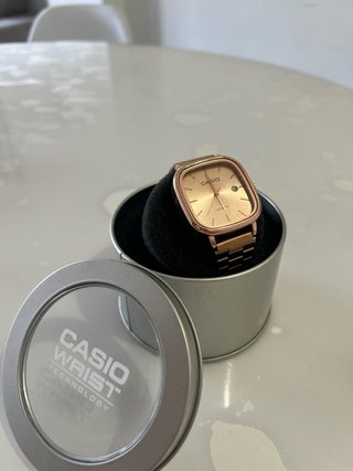 Reloj Casio Cuadrado Dorado y Plateado
