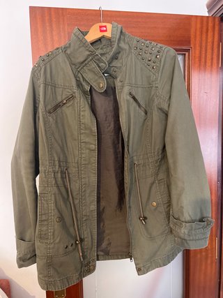 Chaqueta militar verde con tachuelas