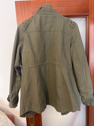 Chaqueta militar verde con tachuelas