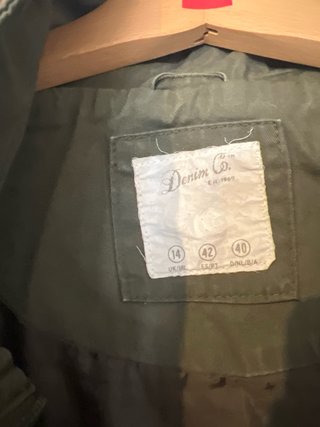 Chaqueta militar verde con tachuelas
