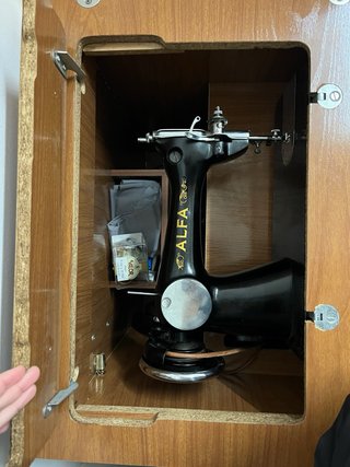 Máquina de coser Alfa vintage con mueble