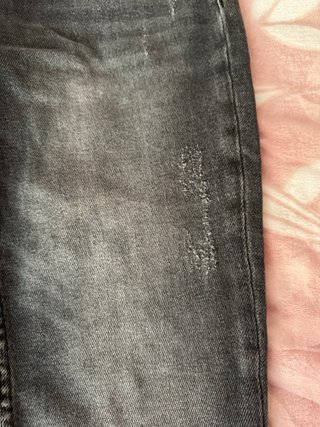 Vaquero Zara negro modeno desgastado