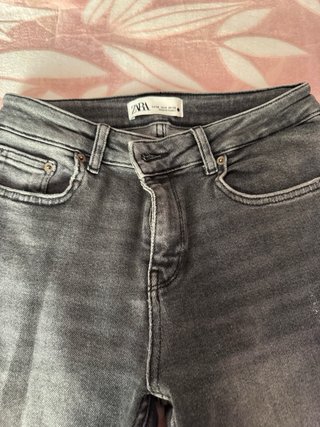 Vaquero Zara negro modeno desgastado
