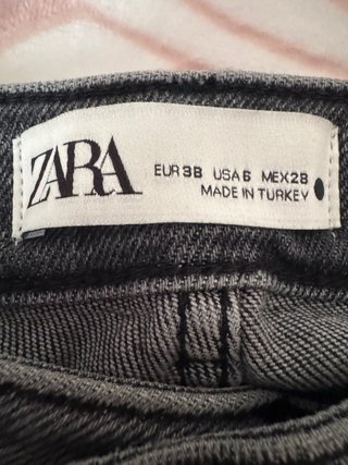 Vaquero Zara negro modeno desgastado