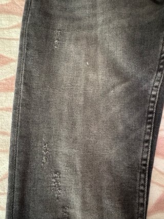 Vaquero Zara negro modeno desgastado