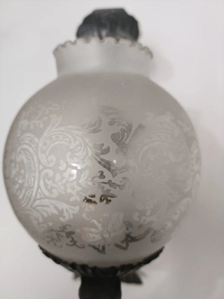 Farol de hierro forjado con globo de cristal