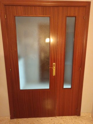 Puerta de salón con cristal
