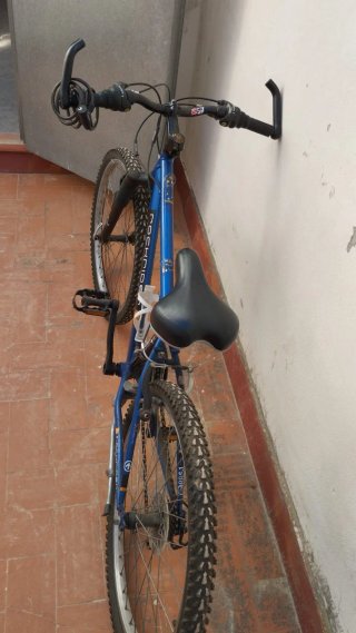 Bicicleta MTB Rockrider azul, suspensión y cambios