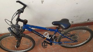 Bicicleta MTB Rockrider azul, suspensión y cambios
