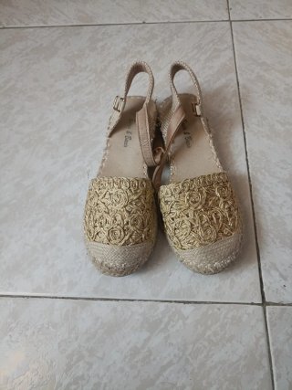 Sandalias Beige y Doradas talla 33