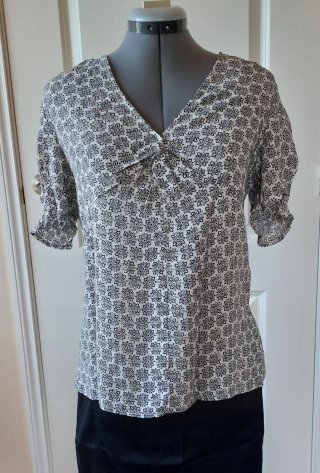 Blusa estampada. Escote cruzado. M
