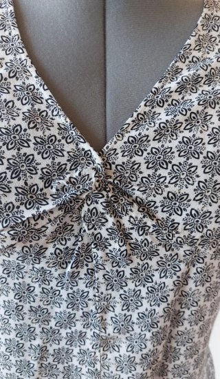 Blusa estampada. Escote cruzado. M