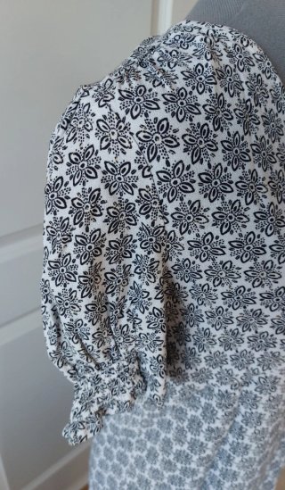 Blusa estampada. Escote cruzado. M