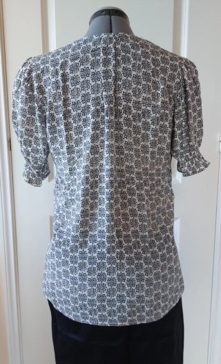 Blusa estampada. Escote cruzado. M