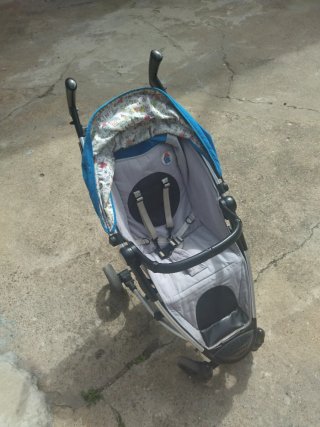 Carrito de bebé azul