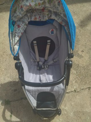 Carrito de bebé azul