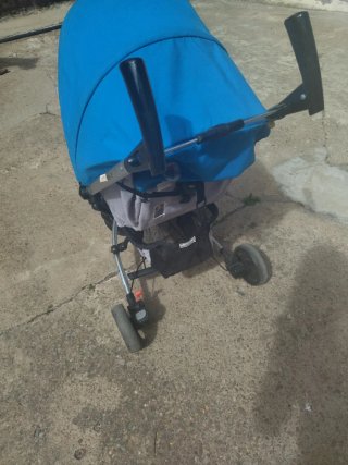 Carrito de bebé azul