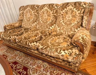 Sofá de tres plazas y sillón a juego