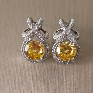 Orecchini in oro bianco con zirconi naturali