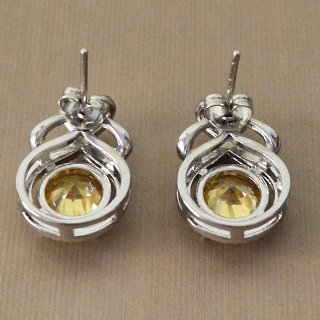Orecchini in oro bianco con zirconi naturali