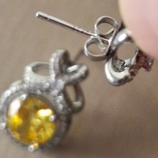 Orecchini in oro bianco con zirconi naturali