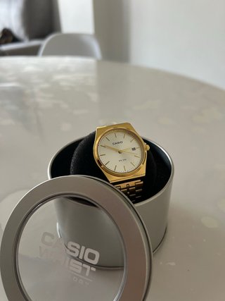 Reloj Casio Dorado y Blanco