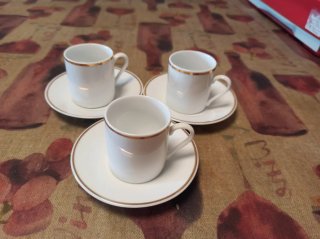 Juego 3 tazas café con platitos dorados