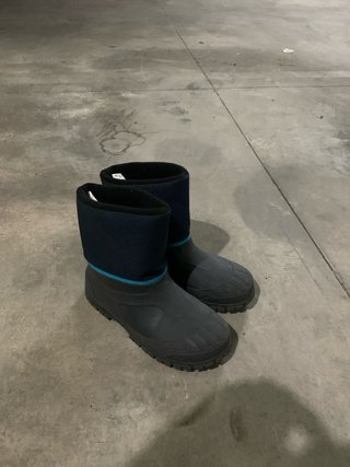 Botas de nieve negras y azules