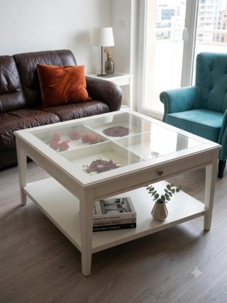 Mesa de centro de madera y cristal IKEA.