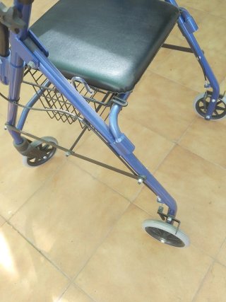 Andador con asiento y freno azul