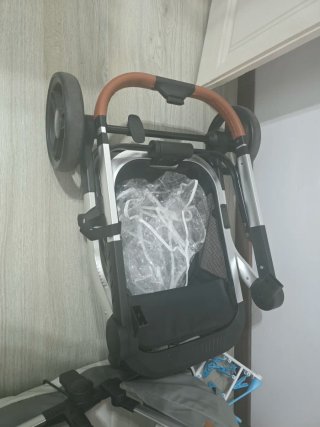 Carrito de bebé gris y blanco