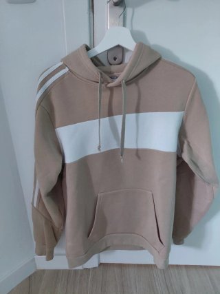 Sudadera beige y blanca con capucha