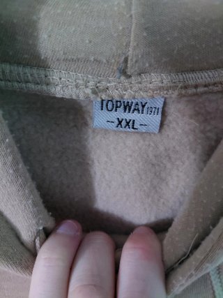 Sudadera beige y blanca con capucha