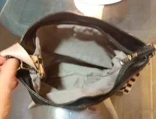 Bolso de hombro negro y multicolor
