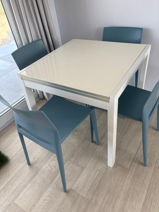 Mesa y 4 Sillas Comedor