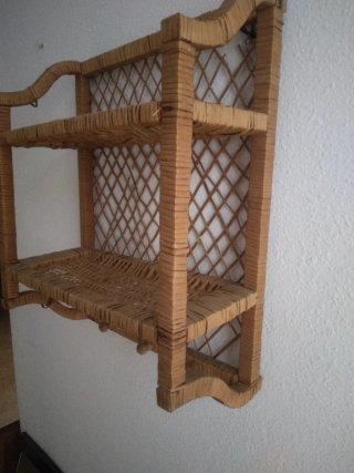 Estantería y perchero de mimbre