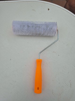 Rodillo de púas naranja usado una vez