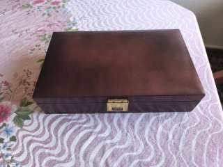 Juego de mesa antiguo con ruleta y dominó