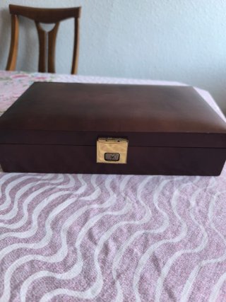 Juego de mesa antiguo con ruleta y dominó