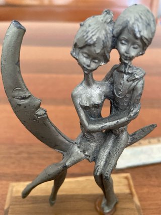 Statuina coppia sulla luna
