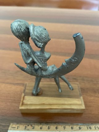 Statuina coppia sulla luna