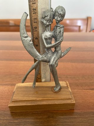 Statuina coppia sulla luna