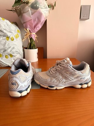 Zapatillas Asics grises y azules