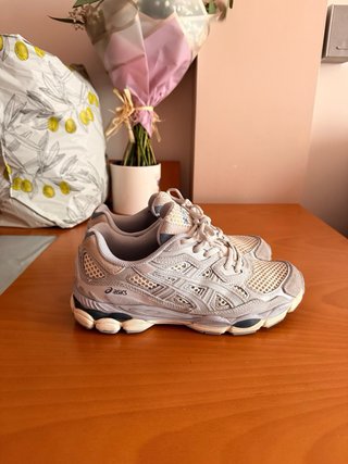 Zapatillas Asics grises y azules