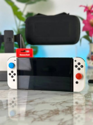 Nintendo Switch OLED Bianca