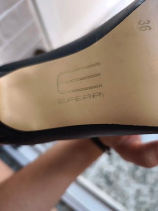 Zapatos E.FERRI de piel negros tacón fino